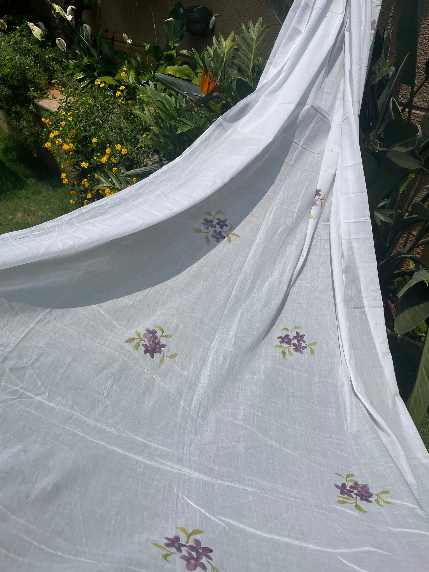 White Cotton mulmul dupatta with lace